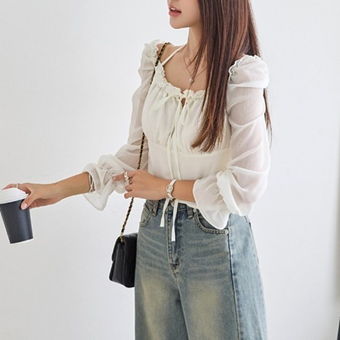 여성의 매력을 극대화하는 블라우스