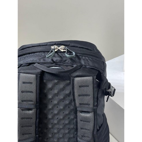 험난한 지형을 정복하고 모험을 향상시키는 오스프리 하이킹 가방 30L