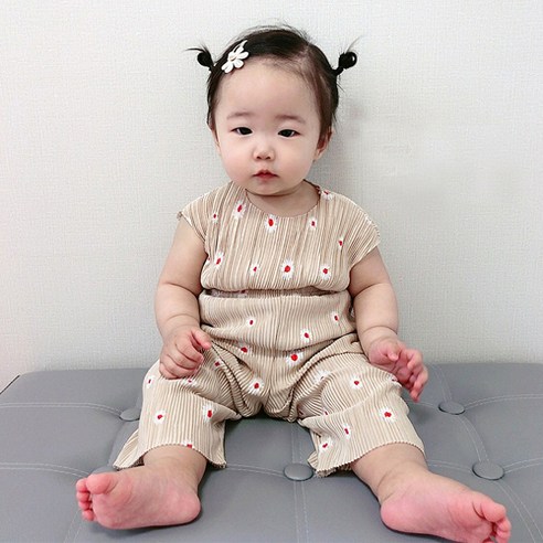 여름철 아이들에게 편안함과 세련됨을 선사하는 유아 플리츠 상하복