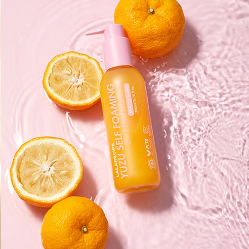 합리적인 가격에 탁월한 클렌징, 엑스폴리에이션, 피부 보호 및 밝게 하는 효과를 제공하는 다기능 클렌저