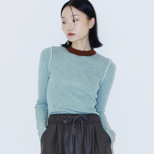 우아하고 섬세한 가을 스타일링을 완성하는 민트초코 니트 탑