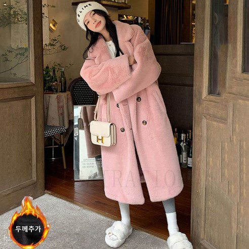 고급스러운 페이크 밍크 퍼와 롱코트 디자인으로 여성스러운 룩을 완성하세요.