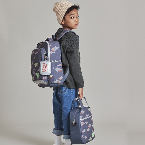 세련된 디자인과 뛰어난 실용성을 갖춘 초등학생 보조가방