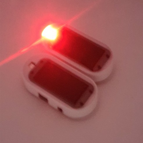 실감 나는 블랙박스 모형과 밝은 LED 점멸등을 사용하여 차량 도난을 예방하는 시큐리티 장치