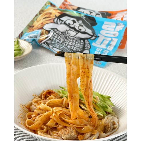 매콤하고 쫄깃한 대시안 량피로 즉석 식사를 즐기세요.