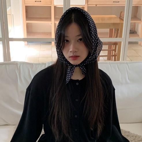 푸른 감성을 담은 스타일의 완성, 블루씨티 도트 스카프