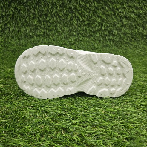 사랑스러운 디자인과 편안함으로 아이의 여름을 완성하는 뉴발란스 2202 키즈 메리제인 브리즈 샌들