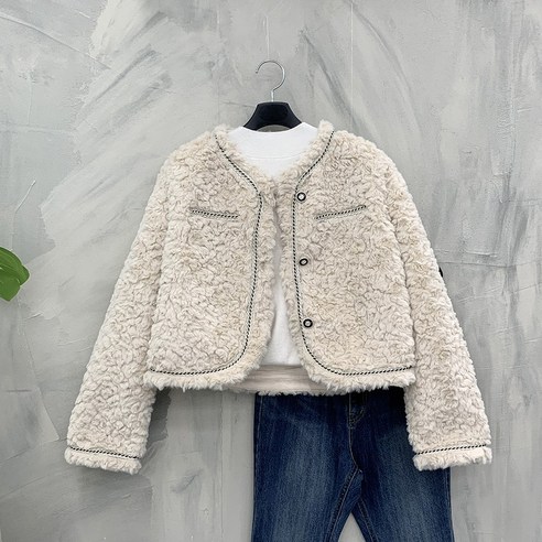 퍼 원단으로 포근한 분위기를 연출해주는 자켓