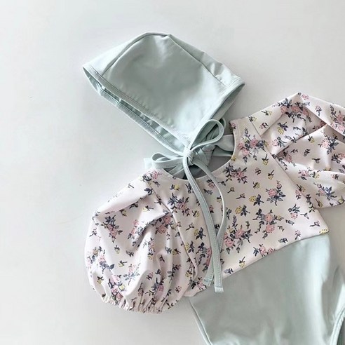 여름을 화사하게 Embellish해주는 리틀오즈 여아 수영복 세트