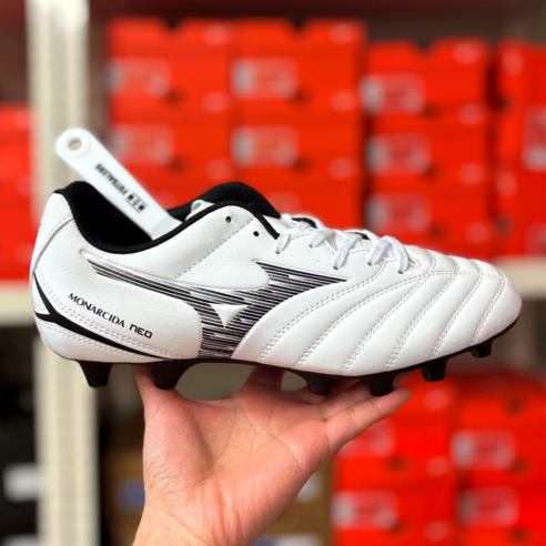 필드를 지배하는 우아한 발걸음, 미즈노 모나르시다 네오 AG HG 미즈노ag