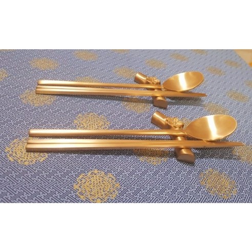 장인의 숨결이 깃든 식탁의 품격, 이봉주 방짜유기 공방 수저 1호