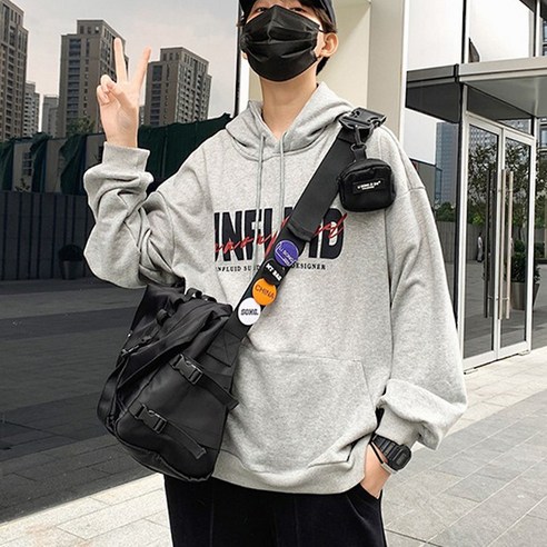 스타일과 실용성을 겸비한 완벽한 메신저백