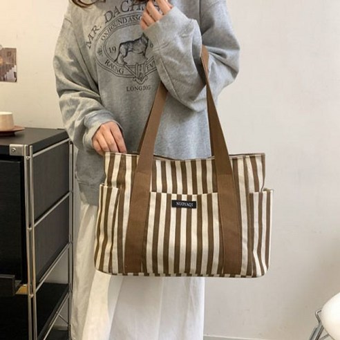 스트라이프와 캔버스의 조화: 다목적 스타일과 편의성을 위한 숄더백