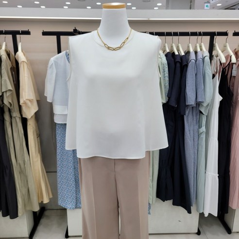 온앤온 뒷절개라인 민소매 블라우스njw3mb63202