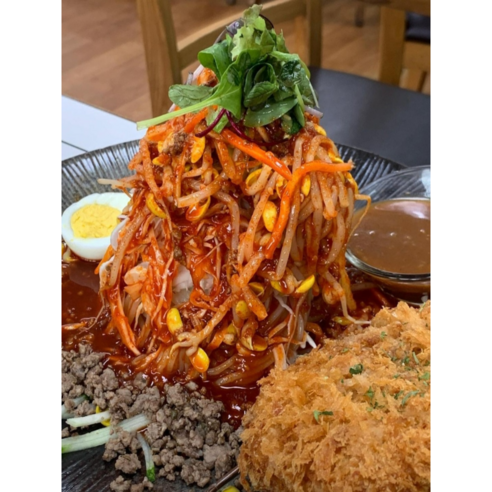 왕비돈까스 소고기 매콤 쫄면 밀키트 (2인분) (쌀 쫄면 2개 + 과일소스 2개 + 소고기 100g 구성) 국민쫄면 간편한조리 BEST메뉴