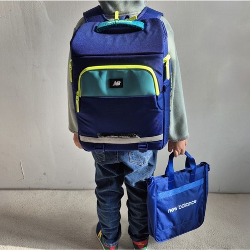 아이의 성장과 안전을 생각하는 뉴발란스 키즈 스퀘어 백팩 세트
