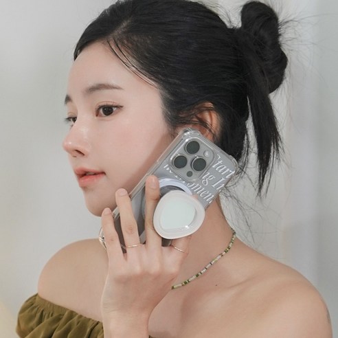 휴대폰을 스타일리시하게 보관하고 편리한 기능을 제공하는 필수 액세서리