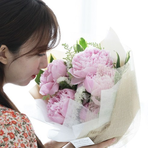 생화 향수 작약 꽃다발로 사랑을 표현하고 특별한 순간을 더욱 특별하게 만들어보세요.