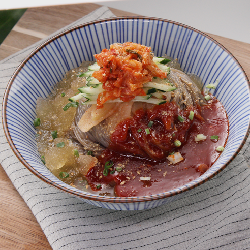 여름철 더위 식히기에 이상적인 상쾌한 설악칡냉면