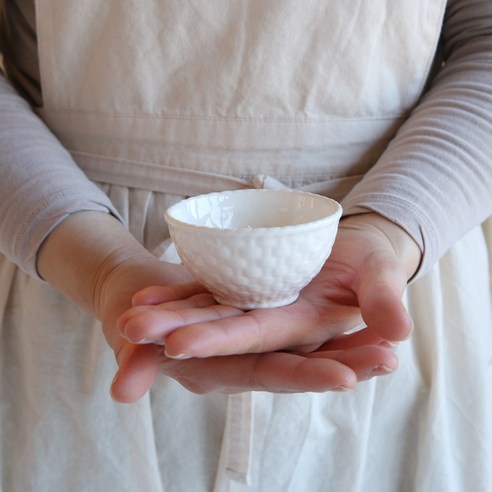 마니 화이트 세라믹 라탄 볼: 당신의 디저트를 예술 작품으로