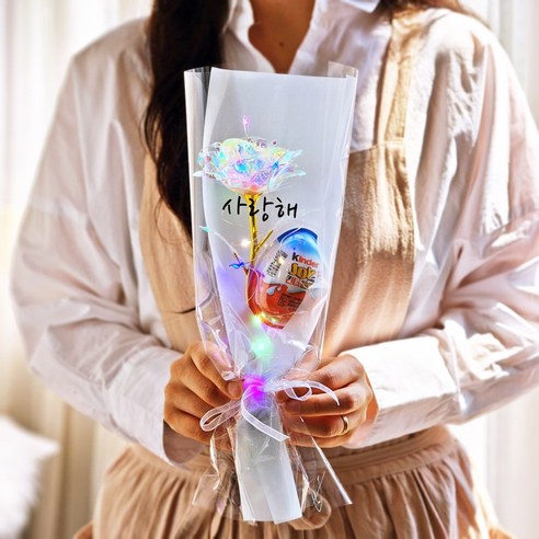 홀로그램이 찬란하게 반짝이는 고품질 조화 꽃다발로 모든 행사에 화려함을 더하세요.