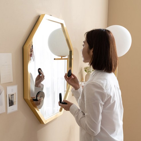 할인된 코비 벽걸이 팔각 거울을 무료로 받아보세요.