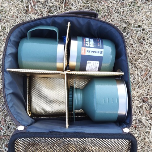 안전하고 편안하게 푸어오버 드리퍼를 운반하고 캠핑에서도 고급 커피 경험을 즐길 수 있는 스탠리 클래식 푸어오버 커피 드리퍼 세트 가방