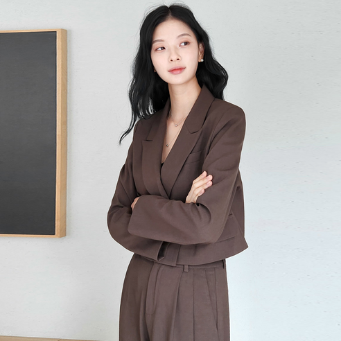 다목적성과 품질을 겸비한 스타일리시한 숏자켓 셋업 수트