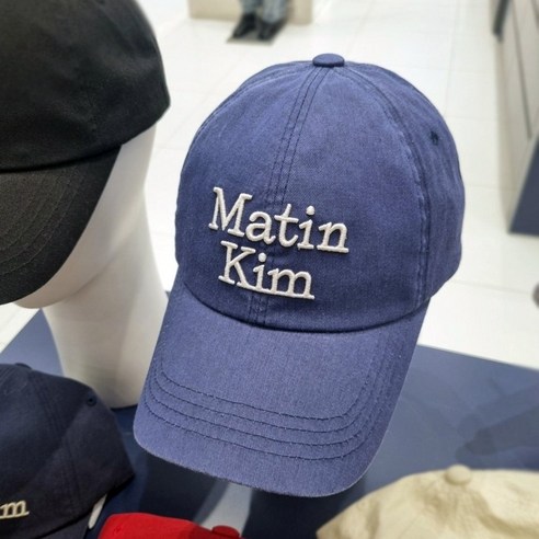 마뗑킴 MATIN 볼륨 로고 볼캡: 네이비 컬러의 매혹적인 깊이에 빠지다 마땡킴모자