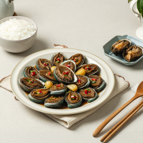 싱싱한 완도 전복을 풍부한 간장 소스에 담은 최상의 맛