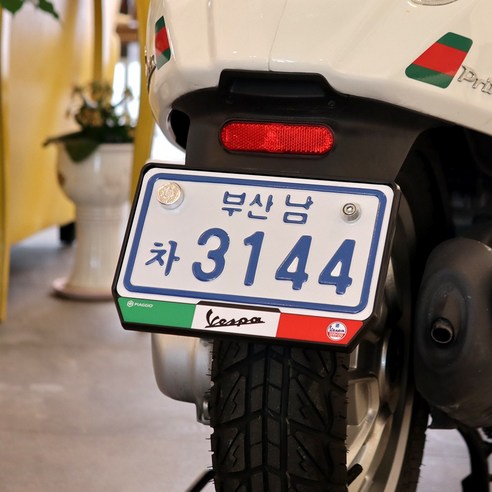 베스파 라이더를 위한 필수 아이템, 블랙 번호판 가드로 당신의 베스파를 더욱 빛내세요!