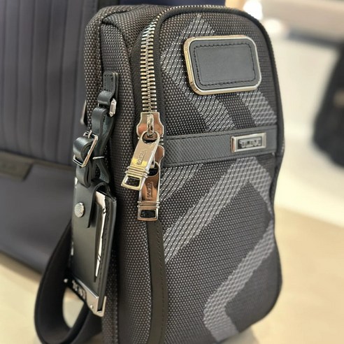 작지만 강하다! 투미 알파3 미니 슬링백으로 스타일과 자유를 완성하세요.