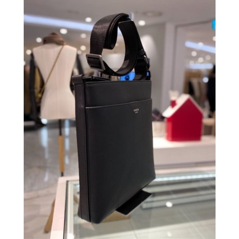 헤지스 체크 패턴 실버 로고 크로스백: 당신의 스타일을 완성하는 시간을 초월한 우아함