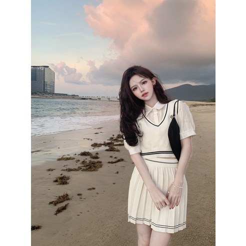 탱크톱에 슬림한 슬림핏에 스파이스 걸스 상의에 얇은 화이트 니트 조끼를 걸친 여름용 숏컷 매콤한 여성복