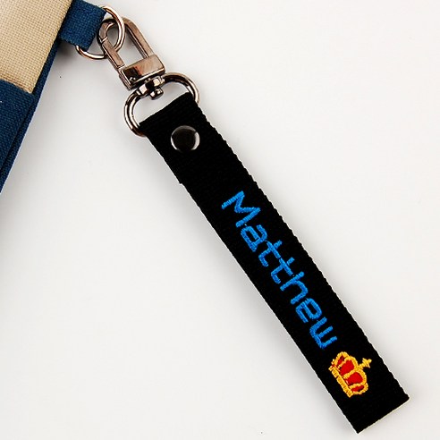 자녀의 소지품을 돋보이게 하는 맞춤형 자수 이름표