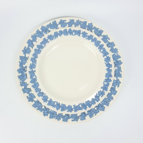 시간을 초월하는 아름다움, 앤틱 퀸즈웨어 라벤더온크림 플레인 접시