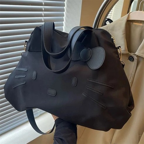 귀여움과 기능성을 겸비한 산리오 헬로 키티 빅 숄더백