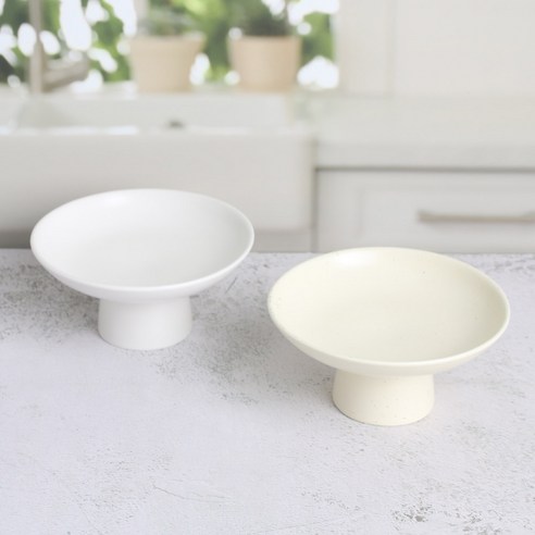 섬세한 아름다움이 깃든 무광 도자기 굽 접시 S-198