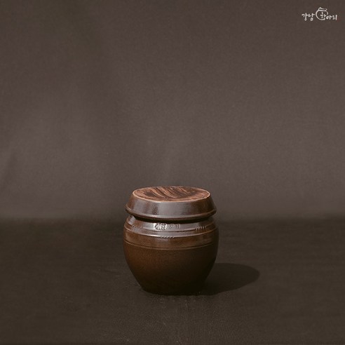 발효 과정을 위한 최적의 환경을 제공하는 전통적인 소재와 정교한 장인 정신이 결합된 신일토기 항아리