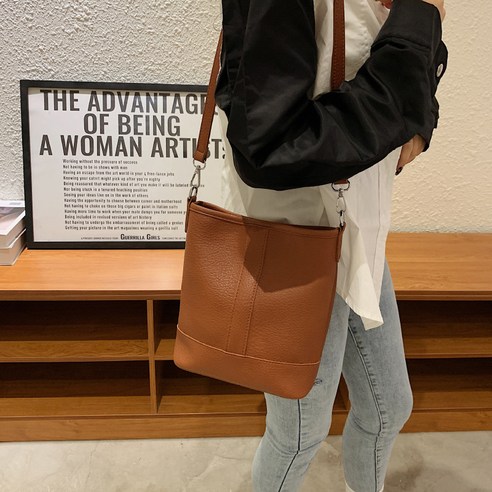 KORELAN 화이트 소프트 가죽 물통 가방