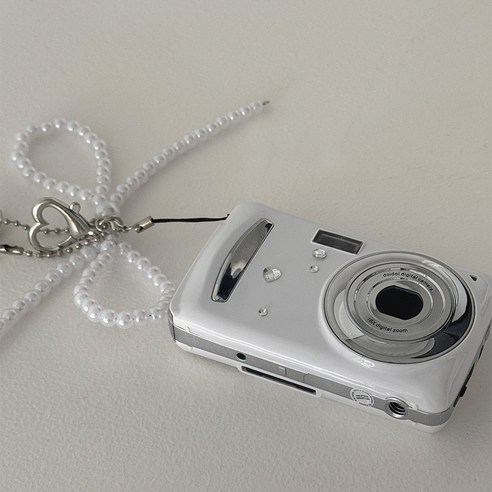 찰나의 순간을 담아내는 Y2K 감성 카메라