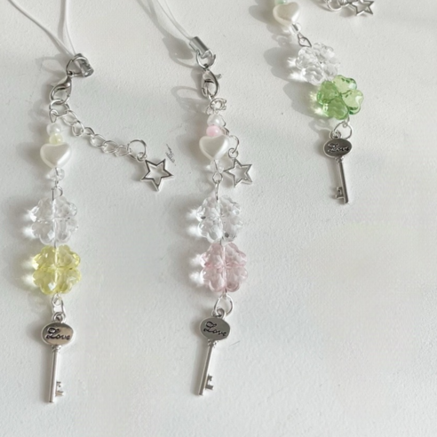 잃어버린 줄 알았던 행운, 내 손안에: 핑크빛 네잎클로버 키링 이야기 비즈키링