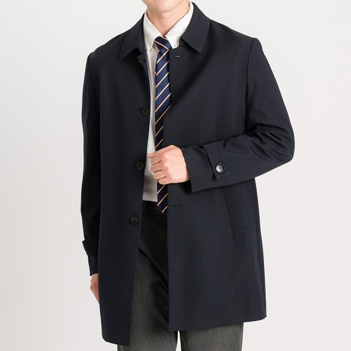고품질 소재와 세련된 디자인으로 평가받는 남성 정장 트렌치 코트