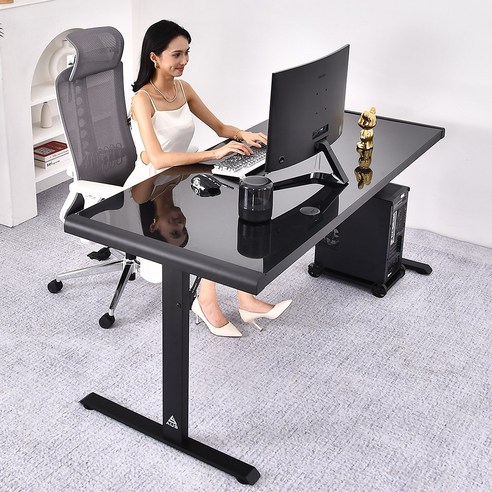 강화유리 상판과 다목적 활용성이 돋보이는 아우스 AUS 책상