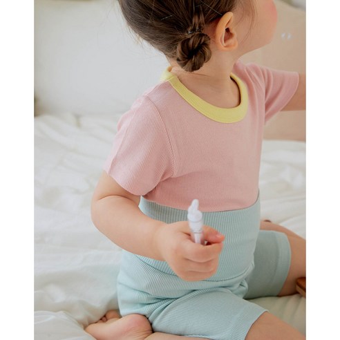 밤새 뒤척이는 아기에게 꿀잠을 선물하는 배앓이 방지 여름 실내복