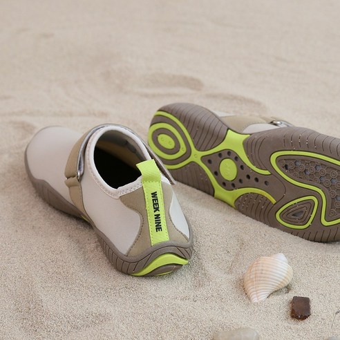 편안함과 스타일을 겸비한 완벽한 여름 수영장 필수템