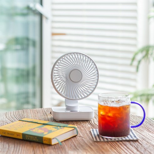 더위를 날려버리는 컴팩트하고 무선 탁상용 선풍기