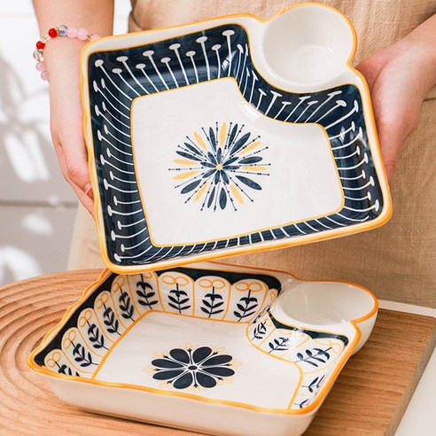 다양한 요리를 멋지게 담는 만능 소스접시