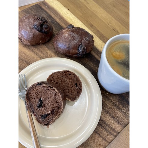 초코빵 진한 발로나 코코아를 넣어 만든, 1개, 80g