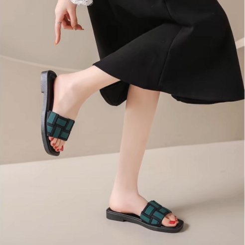 편안함과 세련미를 겸비한 론조모니 뮬 슬리퍼 샌들